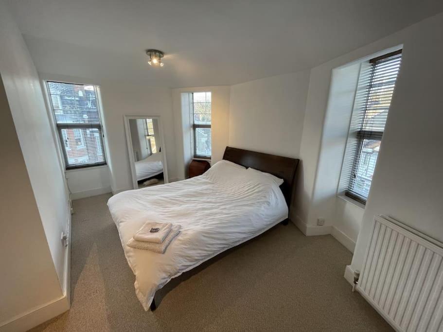 לונדון Spacious Two Bedroom Flat In Prestigious Highgate. מראה חיצוני תמונה